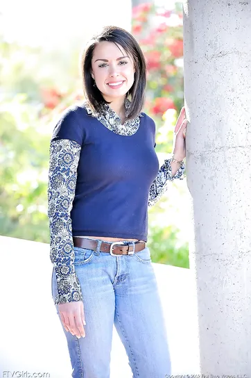 Pretty mom shows us her tits on the street