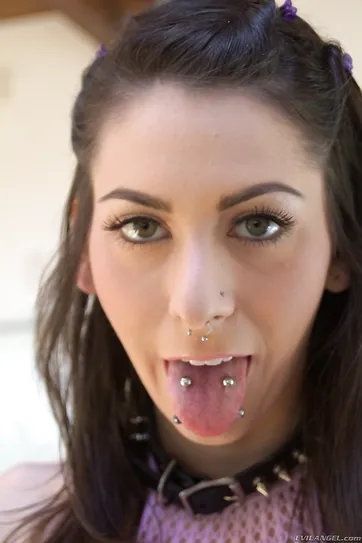 Accidenti sorella, le tue tette sono perfette.