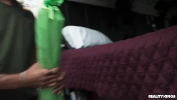 Una giovane donna prosperosa va in campeggio con il desiderio di fare sesso