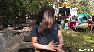 Una giovane donna prosperosa va in campeggio con il desiderio di fare sesso