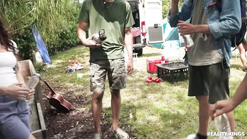 Una giovane donna prosperosa va in campeggio con il desiderio di fare sesso