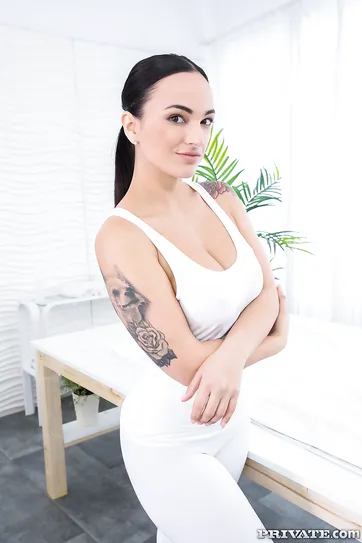 Menudo culo tiene la española Claudia Bavel !!