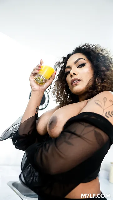 Jovencito, me vas a comer el coño quieras o no quieras ..