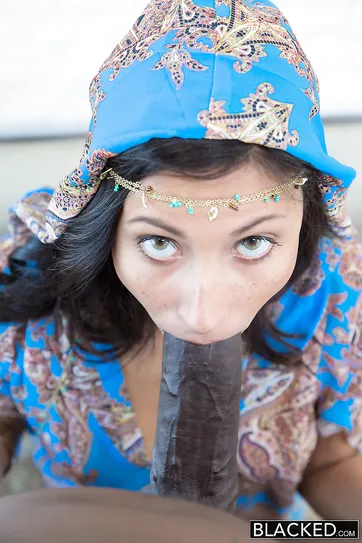 Une brune aux yeux verts se retrouve avec la bouche pleine de sperme