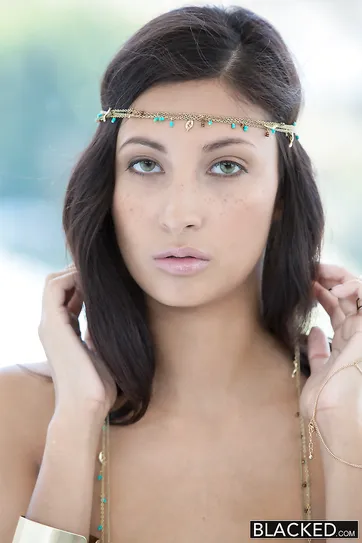 Une brune aux yeux verts se retrouve avec la bouche pleine de sperme