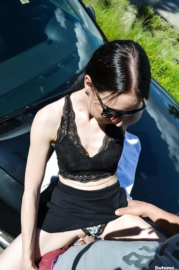 Sale in macchina con uno sconosciuto e finisce per scoparlo