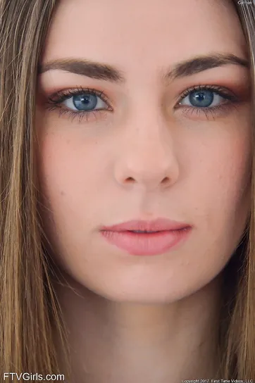 Se si china troppo puoi vedere la sua figa... che delizia!