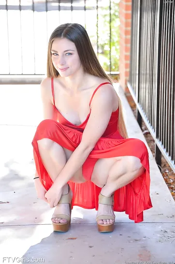 Se si china troppo puoi vedere la sua figa... che delizia!