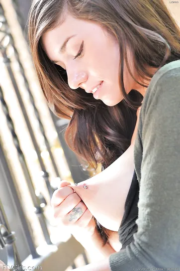 Sie macht gerne Yoga und zieht an ihren Brustwarzen ...!!