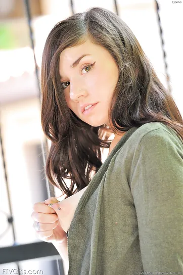 Sie macht gerne Yoga und zieht an ihren Brustwarzen ...!!