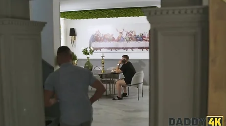Mi masturbo guardando la ragazza di mio figlio fare yoga ogni mattina