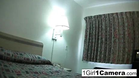 Ela conecta sua webcam pornô amadora para que possamos vê-la se masturbando