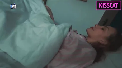 Mi mujer se toca de madrugada, está cachonda a todas horas !!