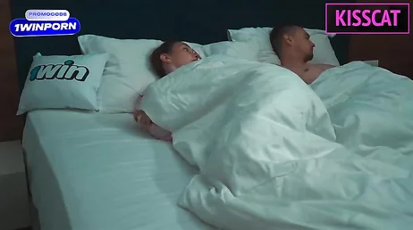 Mi mujer se toca de madrugada, está cachonda a todas horas !!