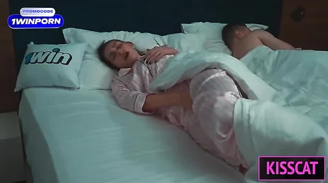 Mi mujer se toca de madrugada, está cachonda a todas horas !!