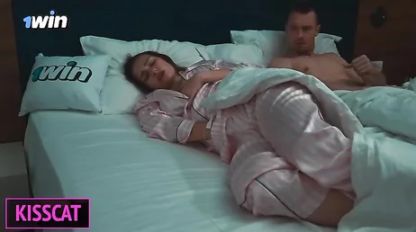 Mi mujer se toca de madrugada, está cachonda a todas horas !!