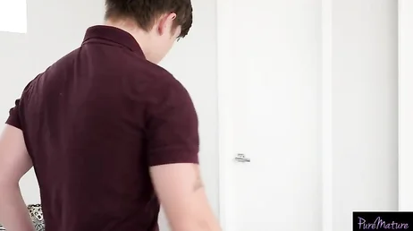 Perds ta timidité avec moi, pour une raison quelconque, je suis ta belle-mère bien sûr !!