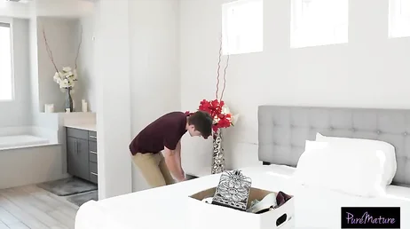 Perds ta timidité avec moi, pour une raison quelconque, je suis ta belle-mère bien sûr !!
