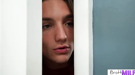 Não acho que você esteja espionando sua madrasta... você não é tão porca assim, né?