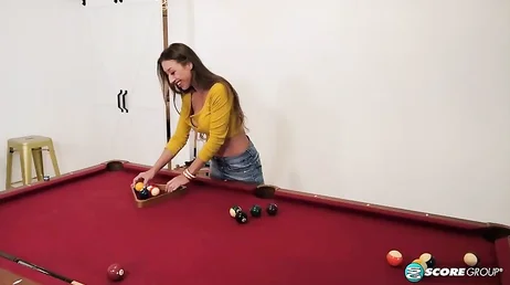 Ver a mamá como juega a billar nos pone muy cachondos