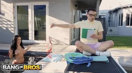 Consigo que deje de estudiar un rato para que me la meta enterita