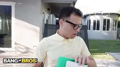 Consigo que deje de estudiar un rato para que me la meta enterita