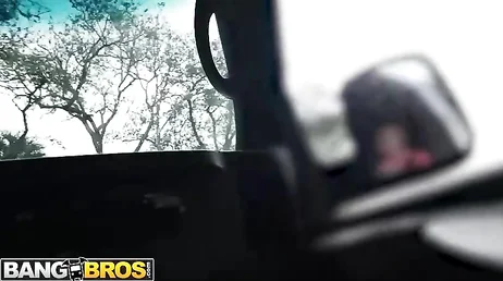 Reife Frau springt in den Van von BangBros, um Pornos zu drehen