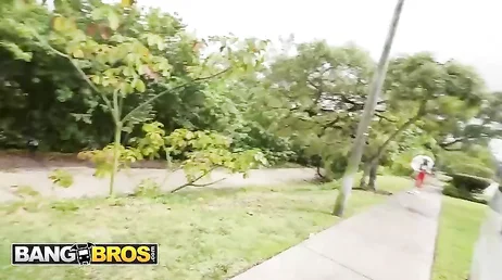 Reife Frau springt in den Van von BangBros, um Pornos zu drehen