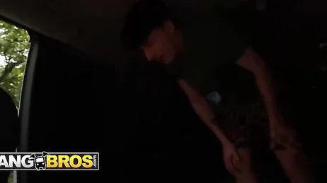 Reife Frau springt in den Van von BangBros, um Pornos zu drehen