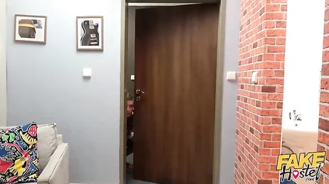 Le propriétaire de l'hôtel entre dans ma chambre et mange ma chatte