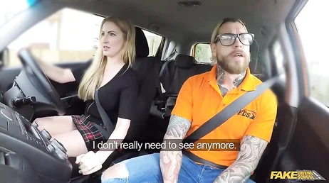 Elle va passer son permis de conduire et finit par baiser le professeur.