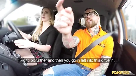 Elle va passer son permis de conduire et finit par baiser le professeur.