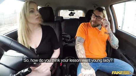 Elle va passer son permis de conduire et finit par baiser le professeur.