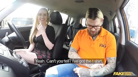 Elle va passer son permis de conduire et finit par baiser le professeur.