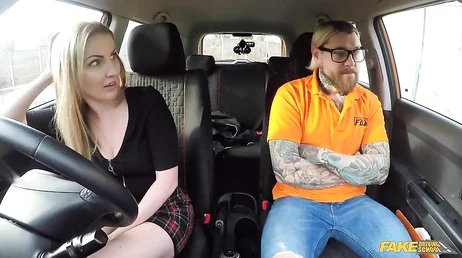 Elle va passer son permis de conduire et finit par baiser le professeur.