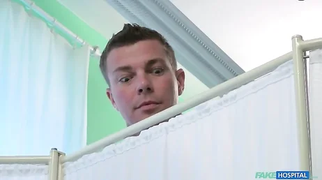 Un patient et une infirmière font un trio porno XXX avec le médecin