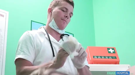 Un patient et une infirmière font un trio porno XXX avec le médecin