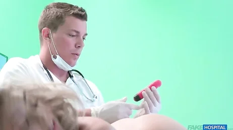 Un patient et une infirmière font un trio porno XXX avec le médecin