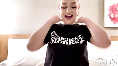 Arrivo in hotel e mi scopo la tua calda ragazza bionda: porno POV!!