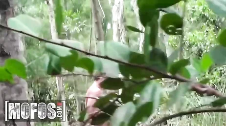 Reife Frau versteckt sich mit dem jungen Mann im Wald, um hart zu ficken