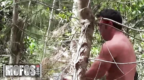 Reife Frau versteckt sich mit dem jungen Mann im Wald, um hart zu ficken