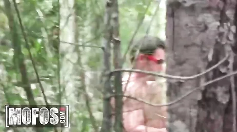 Reife Frau versteckt sich mit dem jungen Mann im Wald, um hart zu ficken