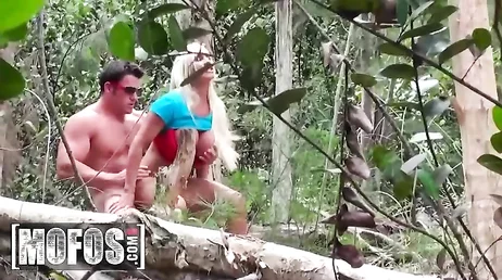 Reife Frau versteckt sich mit dem jungen Mann im Wald, um hart zu ficken