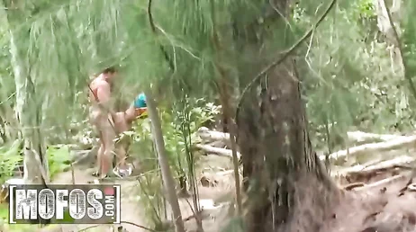 Reife Frau versteckt sich mit dem jungen Mann im Wald, um hart zu ficken