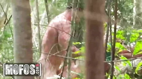 Reife Frau versteckt sich mit dem jungen Mann im Wald, um hart zu ficken