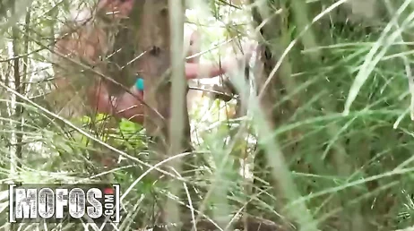 Reife Frau versteckt sich mit dem jungen Mann im Wald, um hart zu ficken