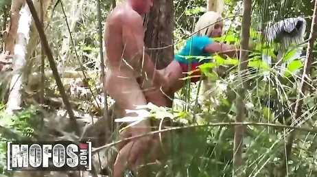 Reife Frau versteckt sich mit dem jungen Mann im Wald, um hart zu ficken
