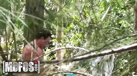 Reife Frau versteckt sich mit dem jungen Mann im Wald, um hart zu ficken