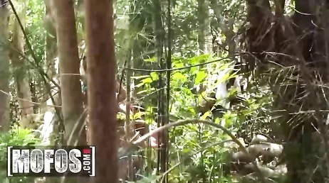 Reife Frau versteckt sich mit dem jungen Mann im Wald, um hart zu ficken