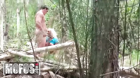 Reife Frau versteckt sich mit dem jungen Mann im Wald, um hart zu ficken